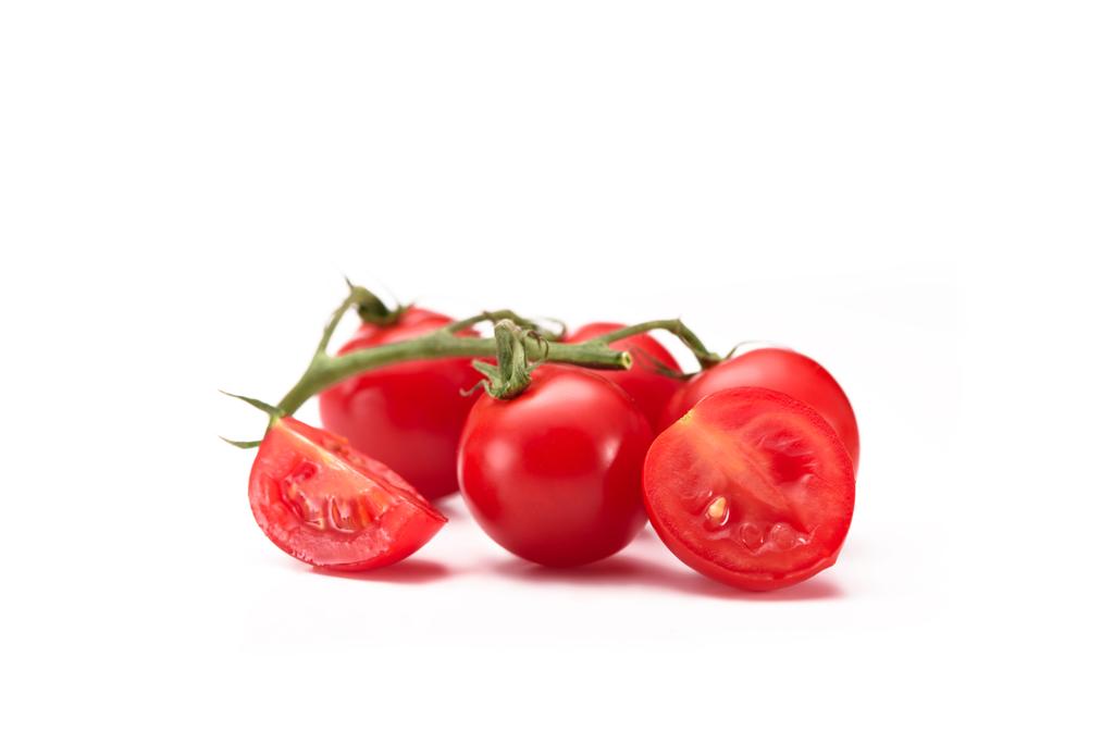 primer plano vista de tomates cherry frescos en ramita aislada en blanco
 - Foto, imagen