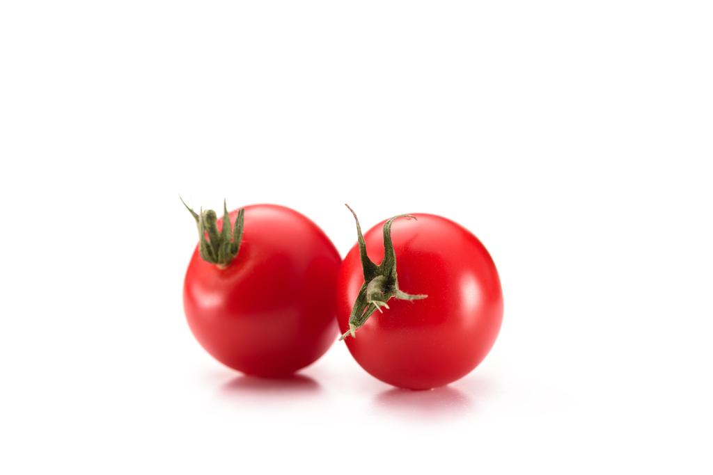 Close-up van gearrangeerde cherry tomaten geïsoleerd op wit - Foto, afbeelding