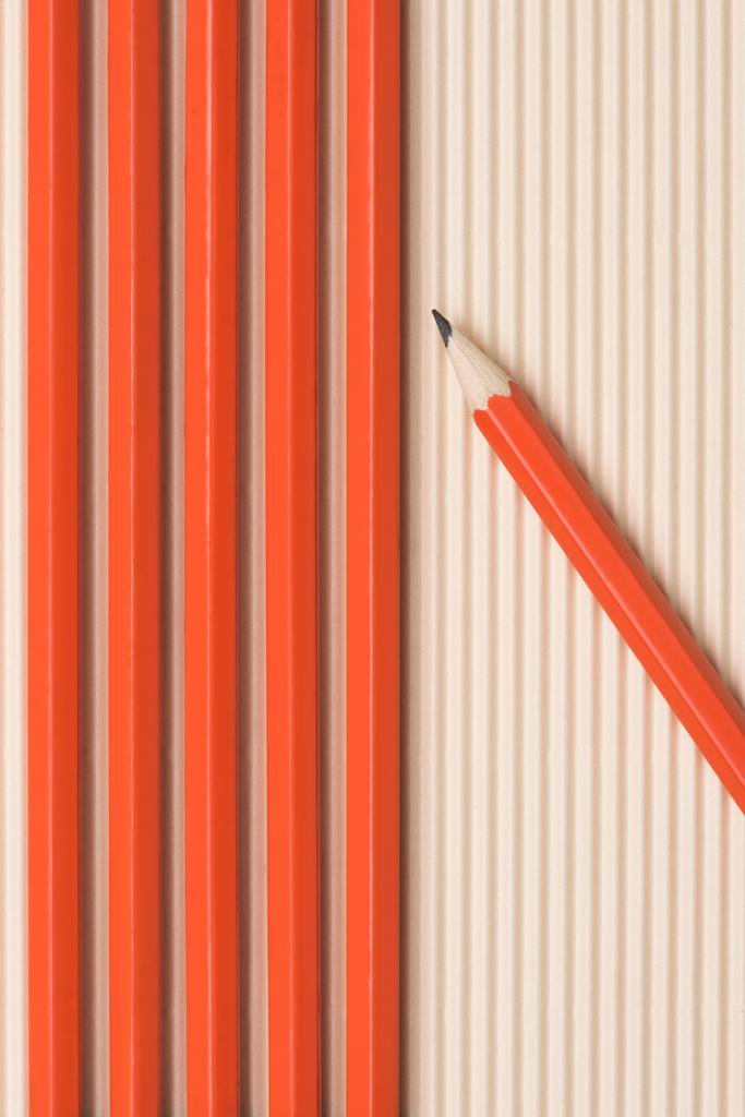 повышенный вид графитовых карандашей, расположенных в ряд на бежевом
  - Фото, изображение