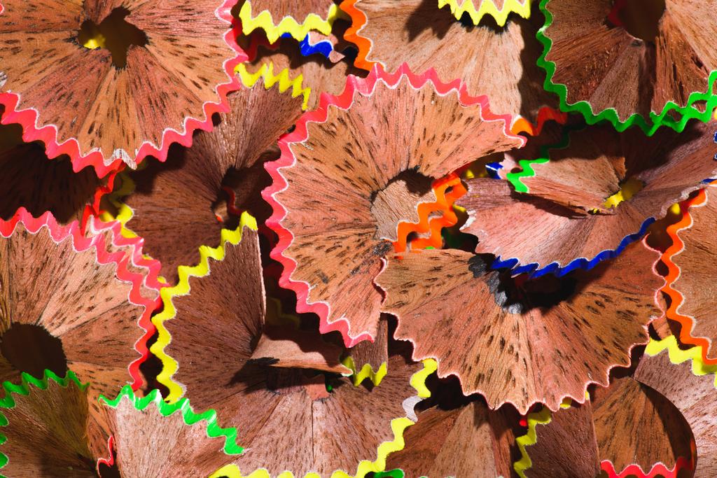 πλήρης εικόνα καρέ από πολύχρωμο μολύβι ροκανίδια υπόβαθρο  - Φωτογραφία, εικόνα
