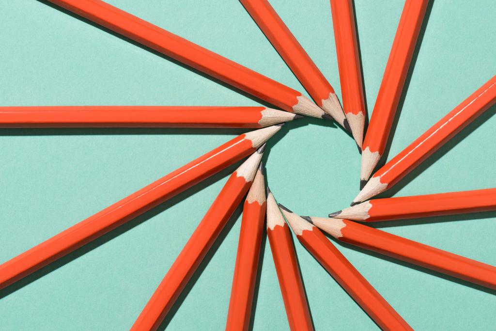 top view of arranged graphite pencils making circle on green  - Photo, Image