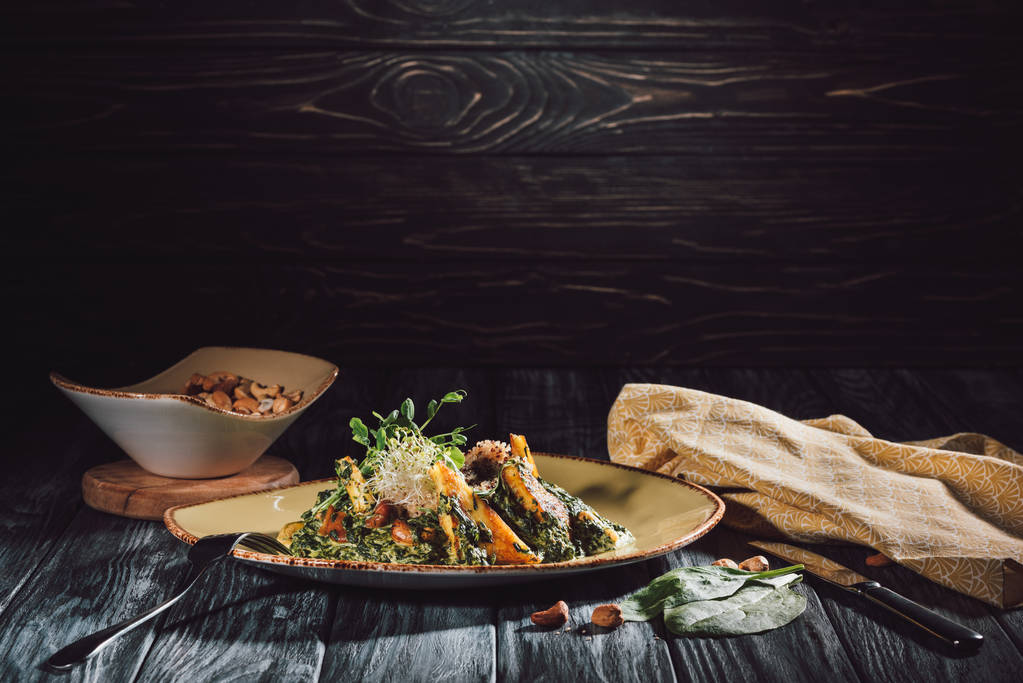 composizione alimentare di panikesh con anacardi e spinaci sul tavolo di legno
 - Foto, immagini