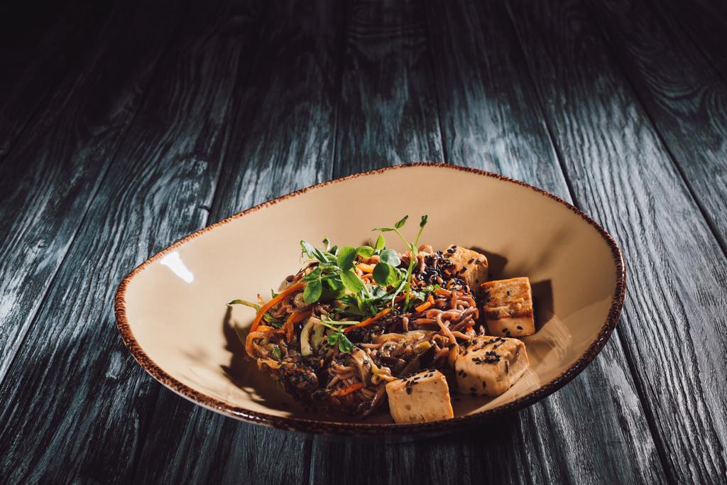豆腐と野菜が飾られた木製のテーブルの上皿にヒマワリの発芽そばのクローズ アップ表示  - 写真・画像