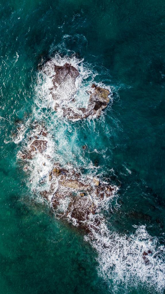 a légi felvétel a hullámok összeomlik a sziklák a kék tenger, Tel Aviv, Izrael - Fotó, kép