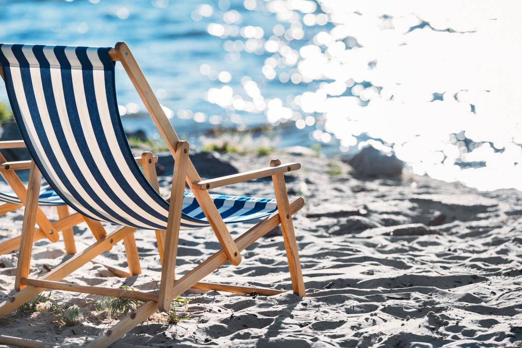 chaises longues sur une belle plage de sable vide
 - Photo, image
