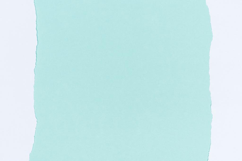 vue du dessus du papier blanc vide déchiré sur turquoise
  - Photo, image