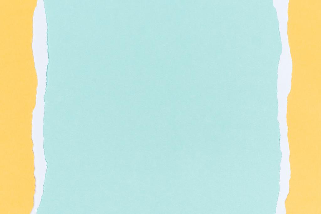 vista superior del papel amarillo rasgado vacío sobre turquesa
 - Foto, imagen