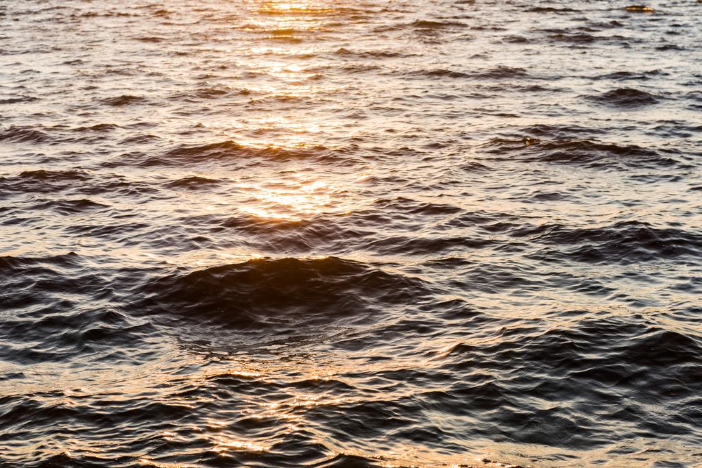 schöner natürlicher Hintergrund mit welligem Meer bei Sonnenuntergang - Foto, Bild