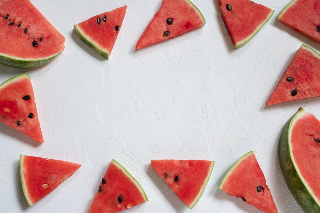 Wassermelone in Scheiben geschnitten auf weißem Hintergrund. Sommerkonzept. - Foto, Bild