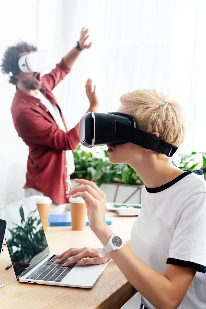 νέοι έναρξη ομάδα χρησιμοποιώντας κάσκες εικονικής πραγματικότητας και να εργάζονται στο γραφείο - Φωτογραφία, εικόνα