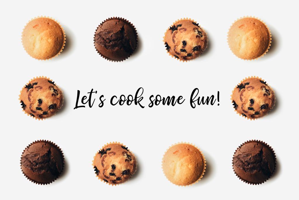 vista superior de los muffins deliciosos recién horneados dispuestos en blanco, permite cocinar una inscripción divertida
 - Foto, Imagen