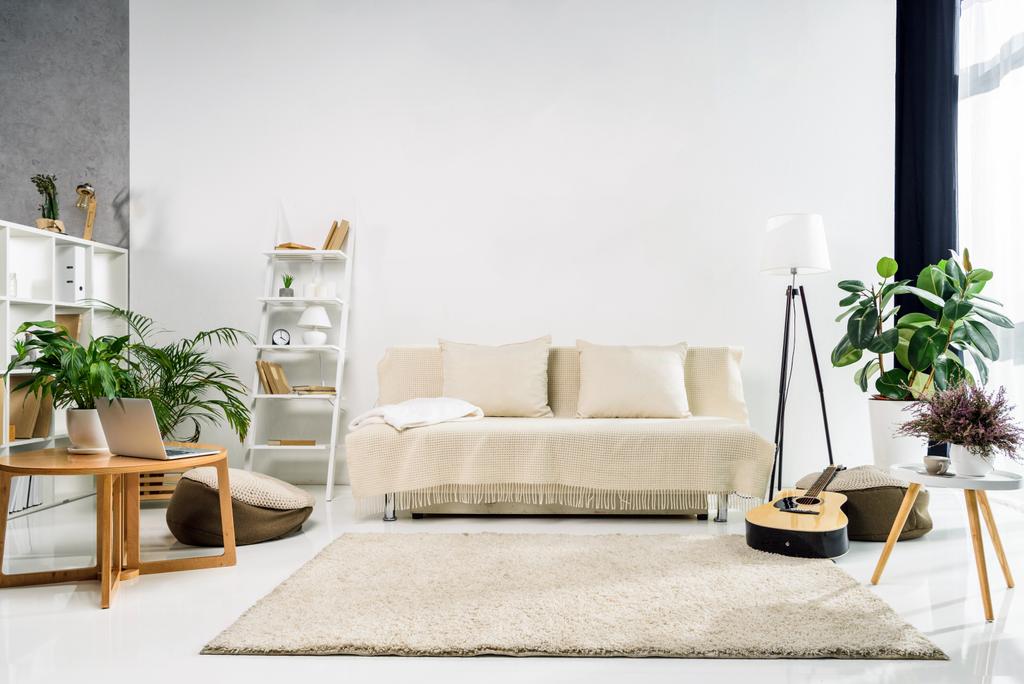 moderno interior de la sala de estar con muebles blancos y elegantes
 - Foto, imagen