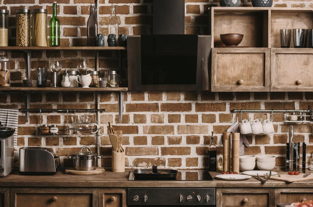 Modern konyha lakberendezés, edényekkel és konyhai berendezésekkel loft díszítéssel stílusban - Fotó, kép