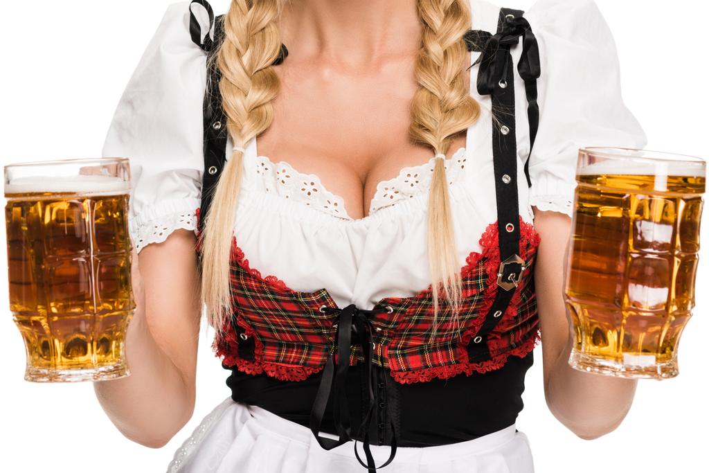 abgeschnittene Aufnahme einer Kellnerin in Tracht mit Biergläsern auf dem Oktoberfest, isoliert auf weiß   - Foto, Bild