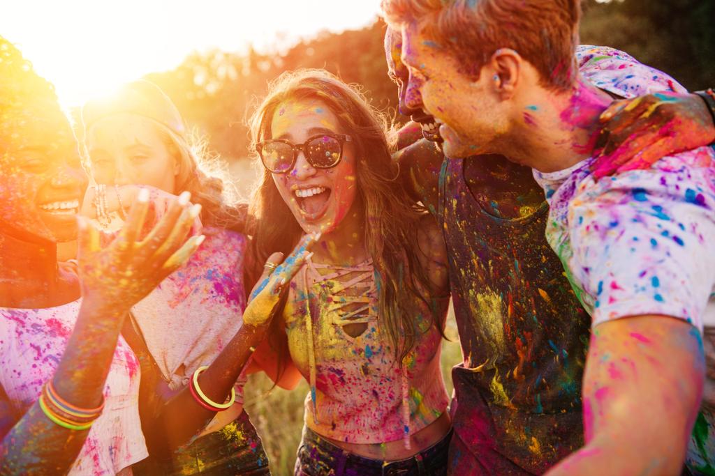 boldog fiatal többnemzetiségű meg szórakozik együtt a holi fesztivál  - Fotó, kép