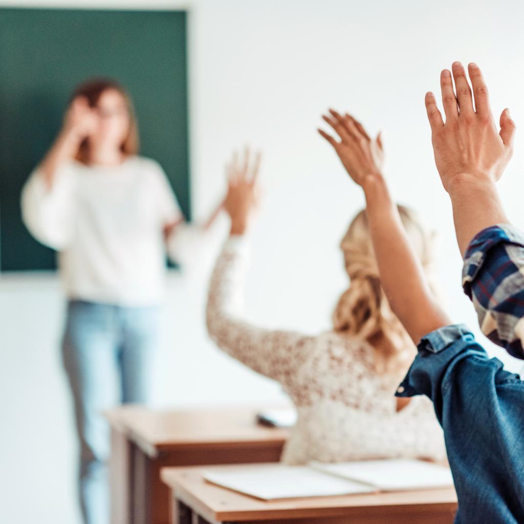 группа студентов, поднимающих руки в классе на лекции
 - Фото, изображение