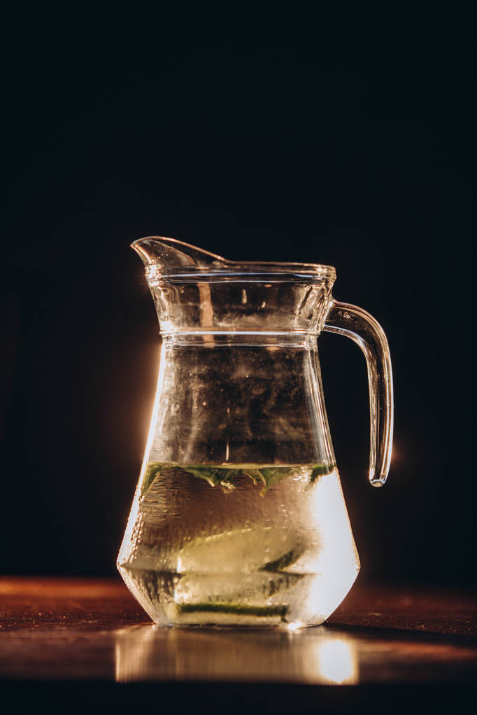 Tři barevné koktejly ve velkém brýle v klasickém baru prostředí s desítkami rozmazaný louhu láhve v pozadí. - Fotografie, Obrázek