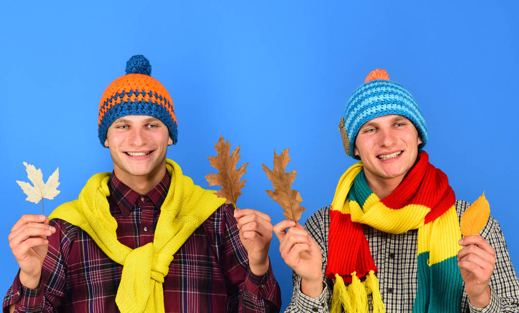 Jesienny sezon i Pogoda koncepcja. Faceci w drutach szaliki - Zdjęcie, obraz