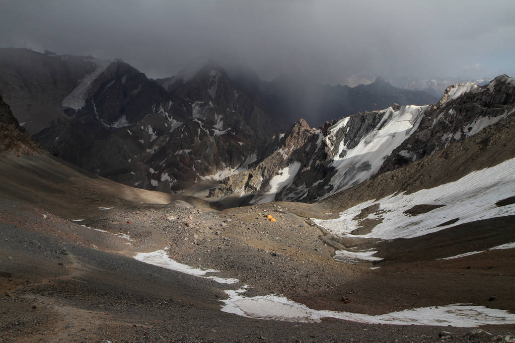 Tayikistán, Montañas Fann: vista desde el paso Chimtarga
 - Foto, Imagen