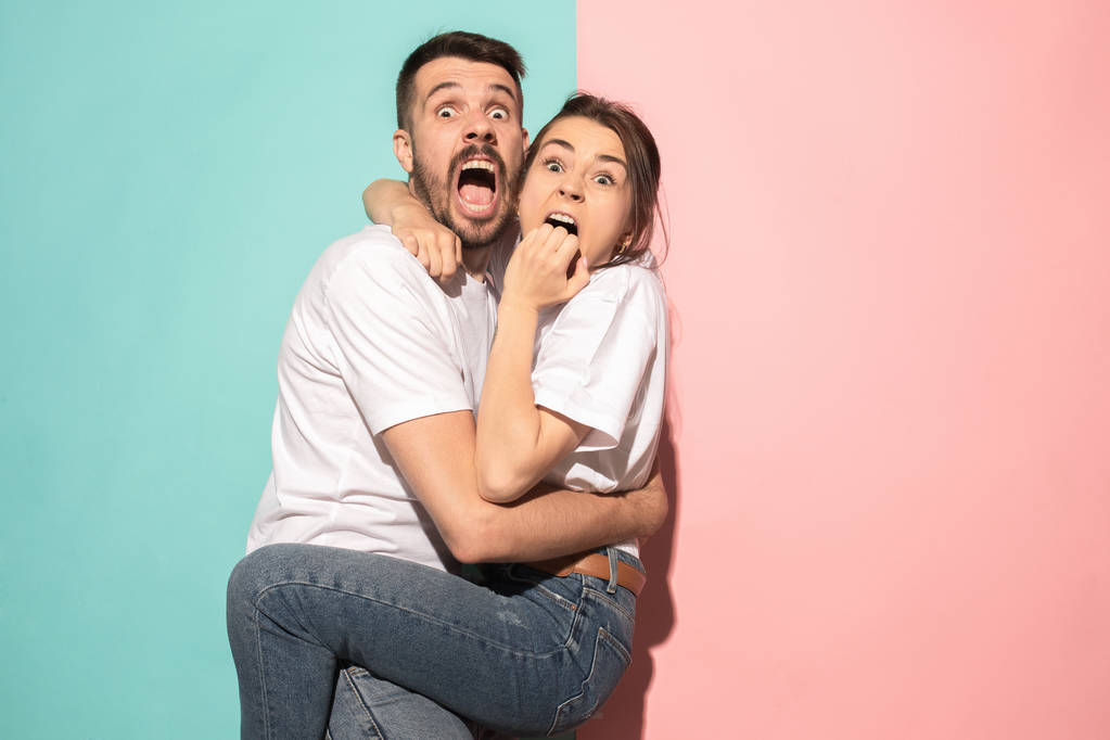 Portrét vyděšený muž a žena v růžové a modré - Fotografie, Obrázek