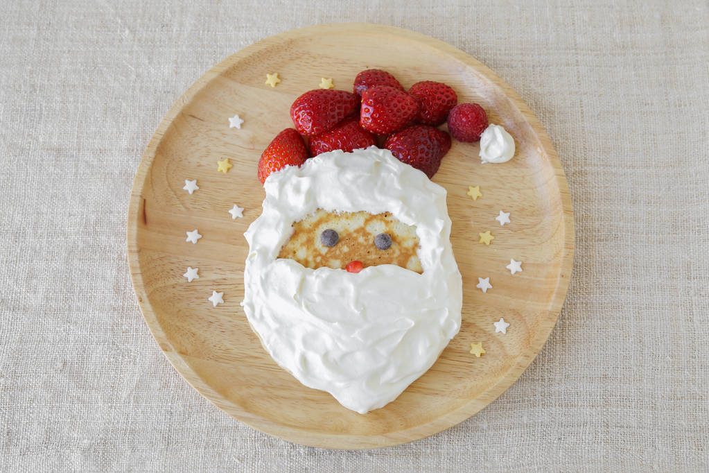 Divertido desayuno casero de la tortita de santa para los niños, copia el fondo del espacio
 - Foto, Imagen