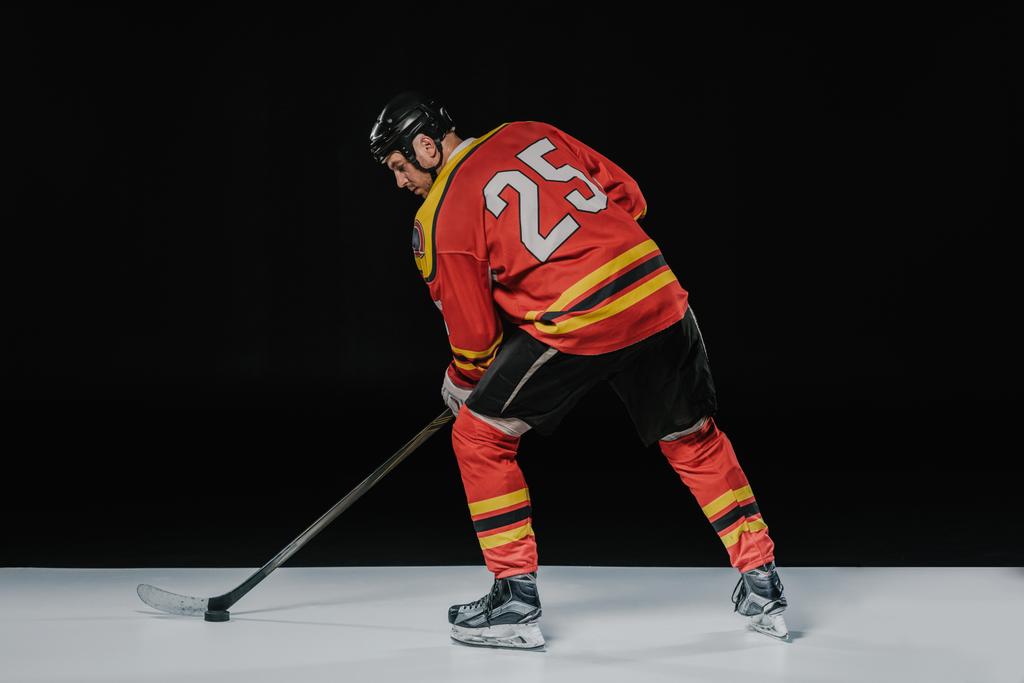 vista trasera del deportista profesional jugando hockey sobre hielo en negro
   - Foto, imagen