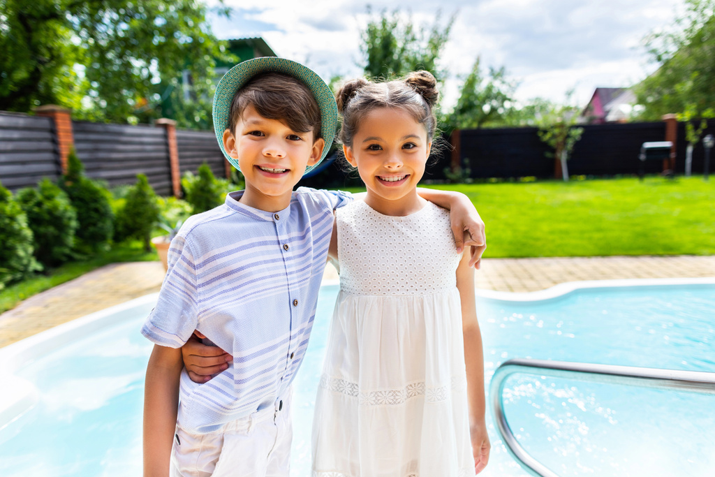 Ať se usmívám malý sourozenci objímaly s bazénem za letní den - Fotografie, Obrázek
