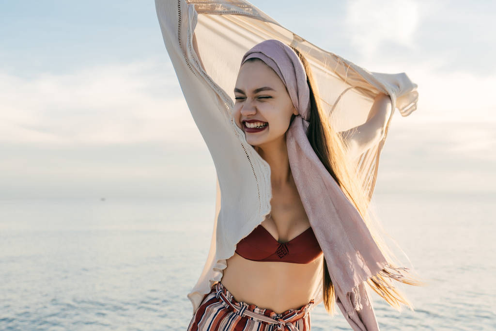 aantrekkelijke Karaktervolle meisje lacht, geniet van een vakantie op een jacht - Foto, afbeelding
