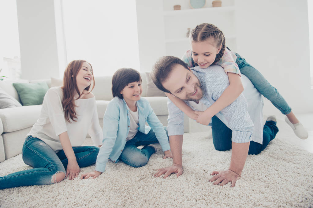 Portrét tatínek stojící na kolena na zadní dcera máma a syn sedí na podlaze smějící se těší hra. Volný čas snít domácí životní styl výchovy péče koncept - Fotografie, Obrázek