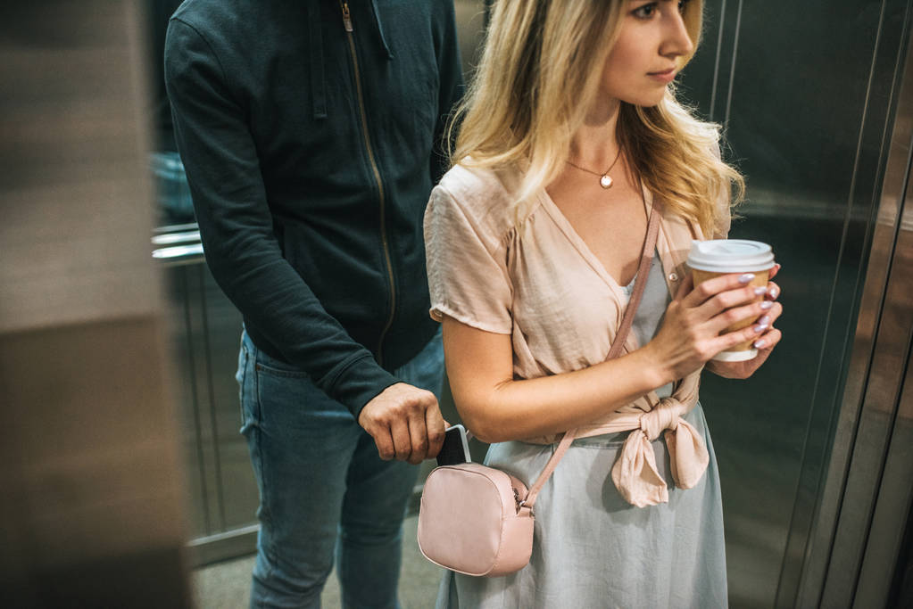 Dieb klaut Smartphone aus Frauentasche im Fahrstuhl - Foto, Bild