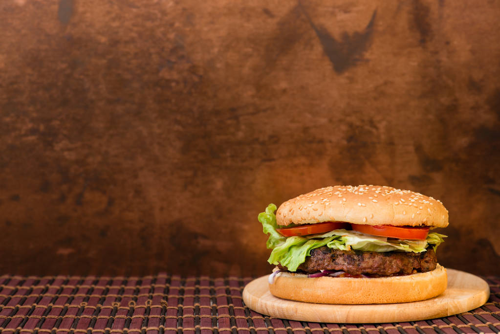 Smaczne burger na drewniane tło - Zdjęcie, obraz