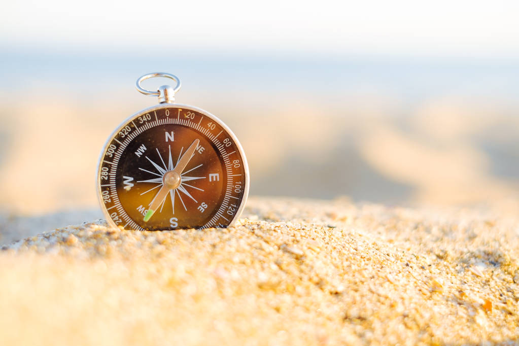 Podróży kompas na piasku na słoneczny dzień na Dworzu. - Zdjęcie, obraz