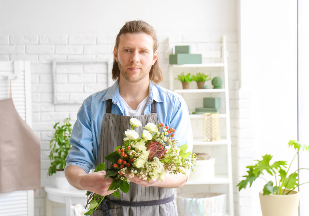 Mężczyzna Kwiaciarnia z piękny bukiet w miejscu pracy - Zdjęcie, obraz