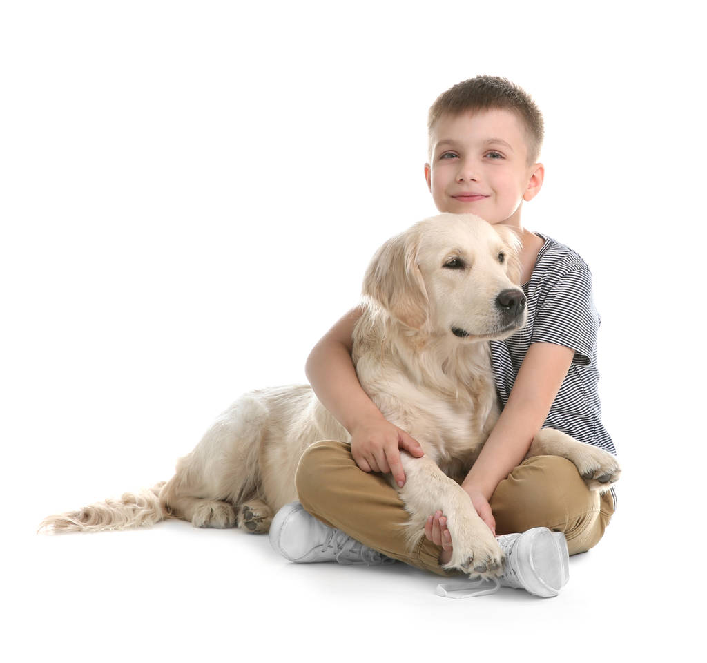 Lindo niño pequeño con su mascota sobre fondo blanco
 - Foto, Imagen