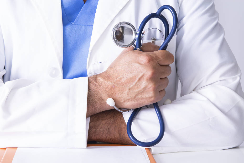 Arzt mit Stethoskop in der Hand - Foto, Bild