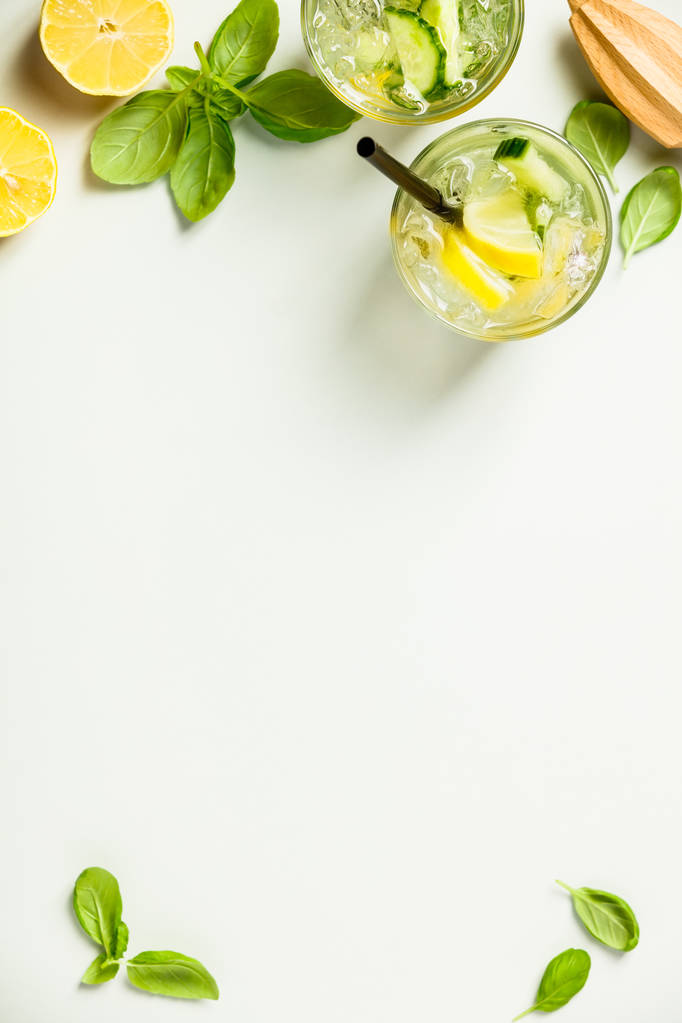Gezonde zelfgemaakte limonade of cocktail - Foto, afbeelding
