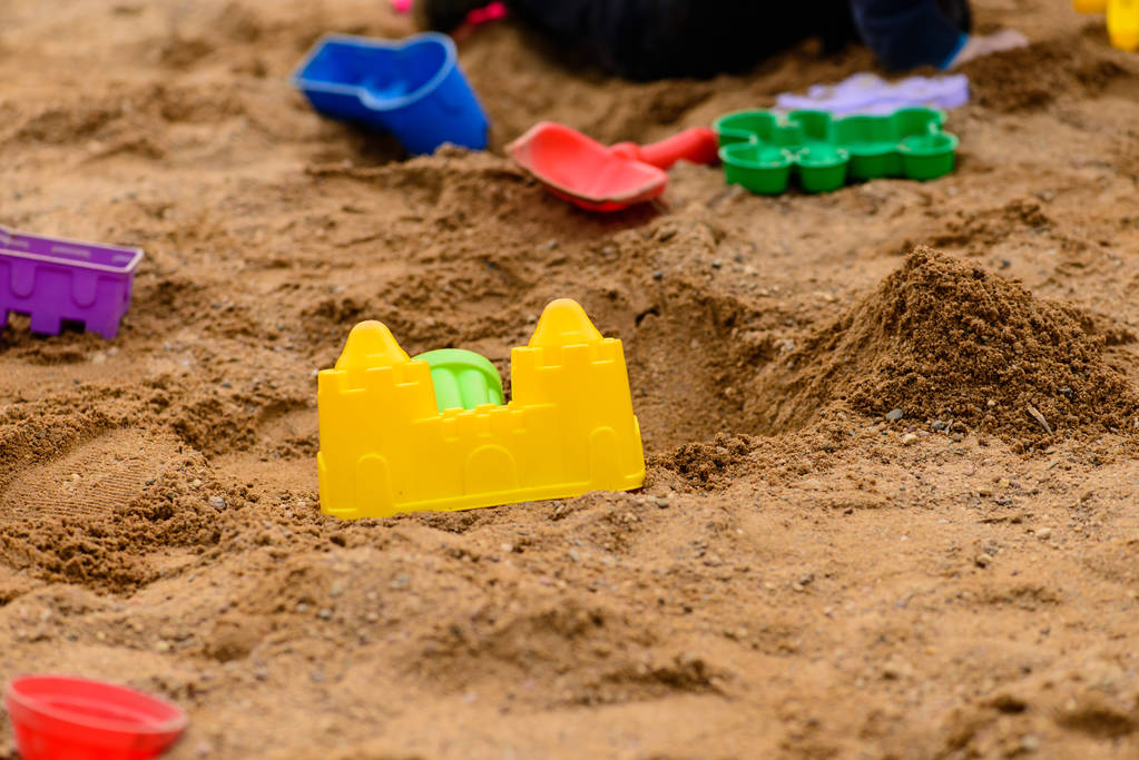 színes játékok-a homokozóban, egy napsütéses napon, sekély mélység-Fi - Fotó, kép