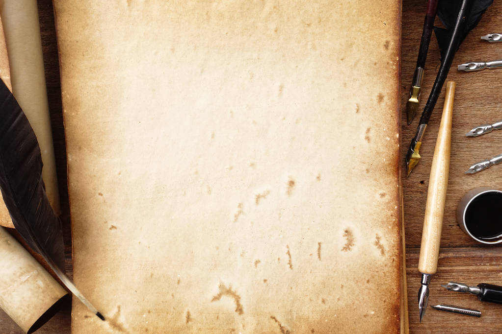 Set di scrittura vintage con vecchia carta su texture in legno marrone con piuma e inchiostro
 - Foto, immagini