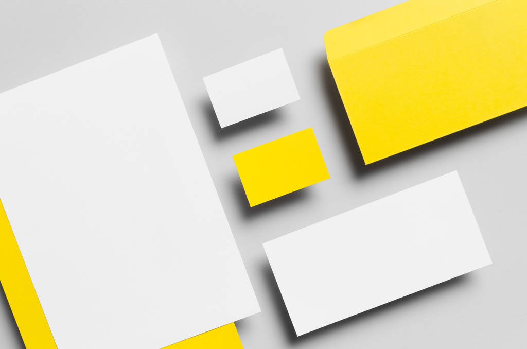 Marka / Kırtasiye Mock-Up-sarı ve beyaz. Yüzen - Antetli kağıdı (A4), Dl zarf, kayma (99x210mm), ticari kartlar (85x55mm övgü) - Fotoğraf, Görsel