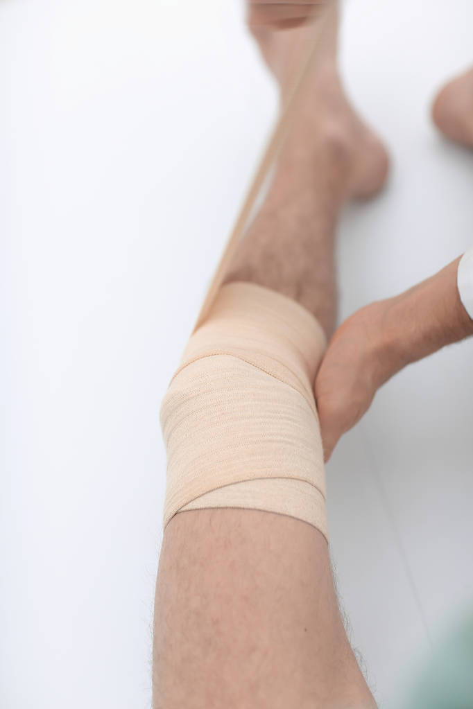 lähikuva. lääkäri bandaging potilaiden jalka
 - Valokuva, kuva