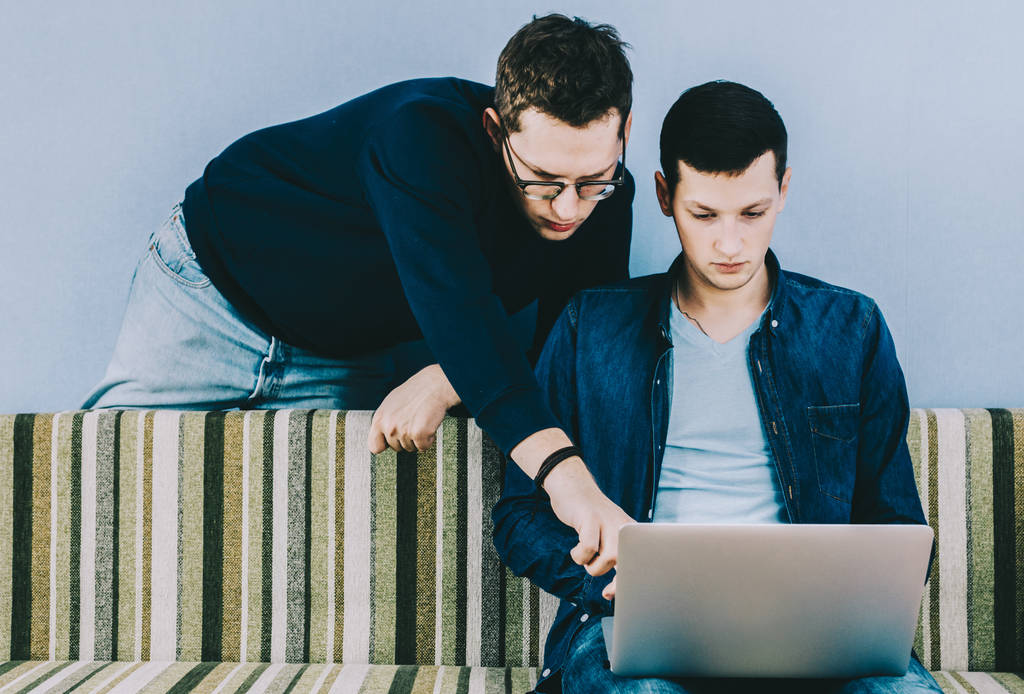 Miesten kanssa kannettava tietokone
 - Valokuva, kuva