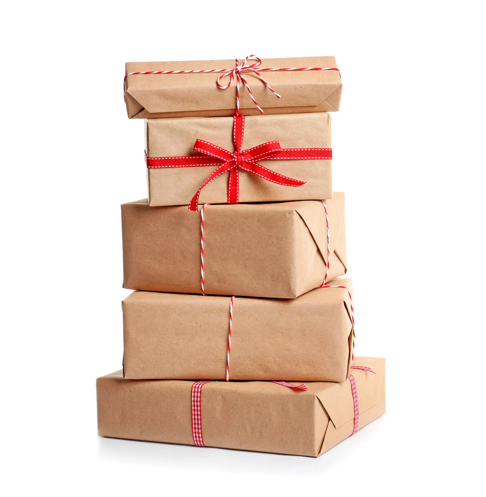 schön verpackte Geschenkboxen auf weißem Hintergrund - Foto, Bild