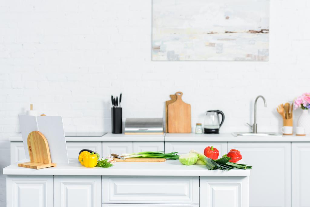légumes sur le comptoir de cuisine dans la cuisine moderne lumière
 - Photo, image