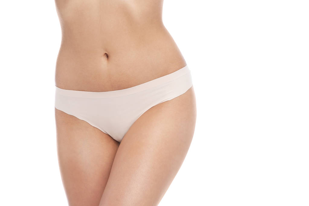 Jonge vrouw met gladde huid na bikini epileren op witte achtergrond - Foto, afbeelding