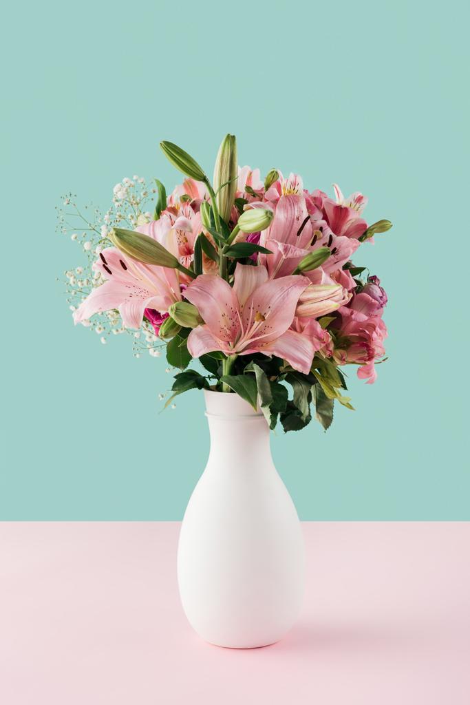 vase blanc avec fleurs de lys roses sur fond pastel
 - Photo, image