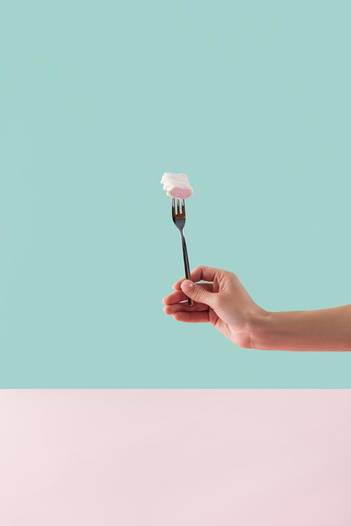 abgeschnittene Ansicht tätowierter Hand mit süßem Marshmallow auf Gabel - Foto, Bild