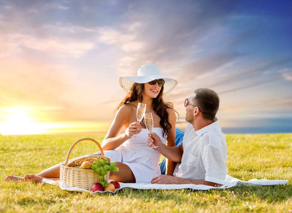 sonriente pareja bebiendo champán en el picnic
 - Foto, imagen