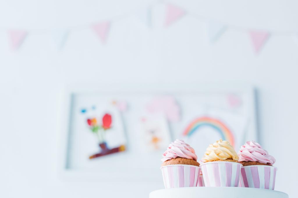 επιλεκτική εστίαση του νόστιμο cupcakes σε περίπτερο  - Φωτογραφία, εικόνα