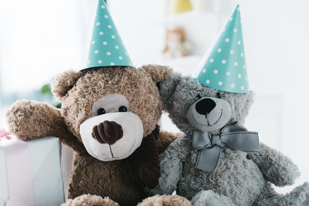 επιλεκτική εστίαση των teddy αρκούδων σε κώνους και κιβώτιο δώρων  - Φωτογραφία, εικόνα