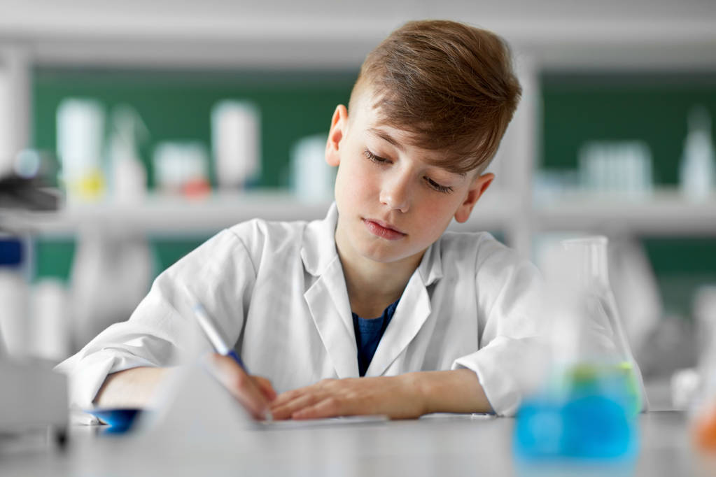 мальчик с блокнотом, изучающий биологию в школе
 - Фото, изображение